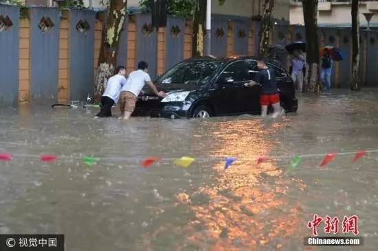 【特大暴雨突袭珠海等地】南方暴雨或迎来中场休息：实时预警和应对措施

这个标题既准确地描述了事件的核心信息，又强调了这场暴雨可能带来的影响和采取的应对措施。同时，特大暴雨来直接突出了事件的严重性，而南方暴雨有望迎中场休息则将暴雨与休息相提并论，更具有说服力。