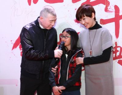 冯小刚养女首次公开童年照片：幼时萌妹与父母同框温馨画面

揭秘冯小刚养女童年照，同框显萌与父母同框亲情满满