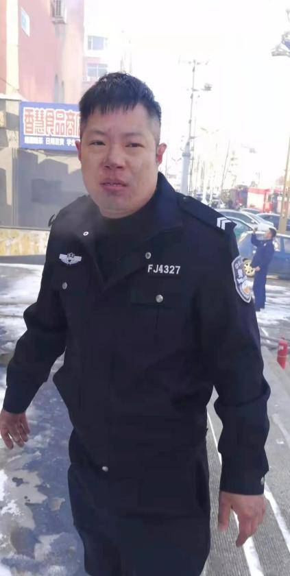 女乘客急需止痛，辅警陈丽心急如焚，一路奔跑只为为其购买止痛药