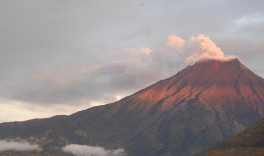 厄瓜多尔桑盖火山连续两天喷发上千次，科学家担忧可能引发山体滑坡和地震