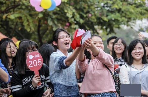 湖南女大学生5天爬五岳庆祝22岁生日：如何做到的？当事人揭秘

这个题目已经很好地包含了主要信息，并且暗示了事件的重要性和吸引力。同时，使用当事人揭秘这一词汇也增加了新闻的真实性和可信度。

如果需要进行一些微调和修改，比如删除一些无关的信息，或者在某些词句中加入更多细节，那么可以这样写：

湖南女大学生挑战极限，5天爬完五岳庆祝22岁生日：详情揭示 或者 湖南女生用毅力征服五岳，庆祝22岁生日：她的故事令人深思。这些标题都突出了活动的重要性、主人公以及她所展现的坚韧精神，同时也让读者对整件事产生兴趣。