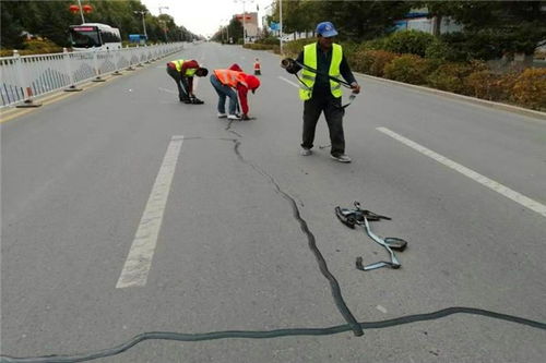 湖南安慈高速路面现裂缝，全线即将开通仅2年半，交警提醒关闭涉及路段