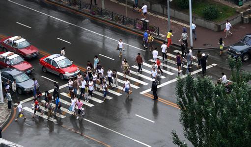 揭秘：皇袍究竟为何颜色多样？黑、黄、红等神秘答案解析