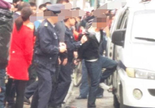 厦门警方通报：男子无证占道经营并持刀阻碍执法，已依法采取行动

厦门男子非法占道经营被查处, 有持刀妨碍执法的行为,