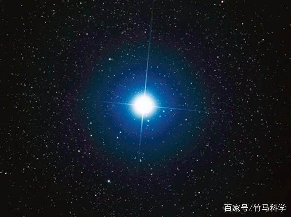 明暗交织：为何我们能看到夜空中的星星与月亮?