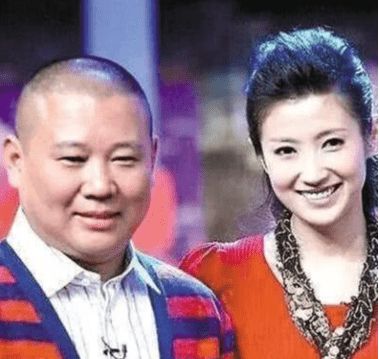 郭德纲妻子王惠走起路来全靠人扶持 引公众担忧：郭晋瑒体形似妈