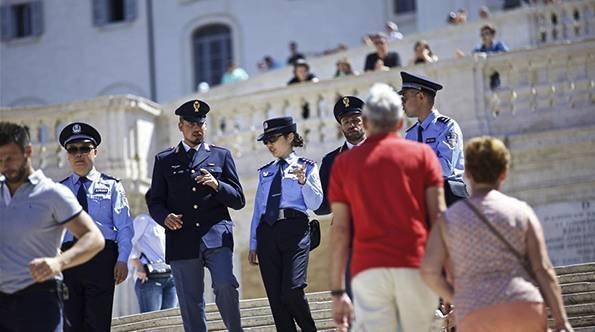 亚洲游客在泰国遭受警察绑架勒索：安全问题加剧

优化后的
1. 警匪联手侵犯中国游客，泰国警方拘捕5名游客
2. 泰国社会治安短板显现，民众需警惕与防范

请根据实际情况进行微调和修改。