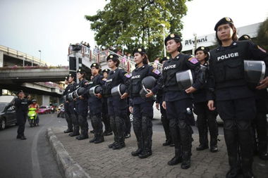 亚洲游客在泰国遭受警察绑架勒索：安全问题加剧

优化后的
1. 警匪联手侵犯中国游客，泰国警方拘捕5名游客
2. 泰国社会治安短板显现，民众需警惕与防范

请根据实际情况进行微调和修改。