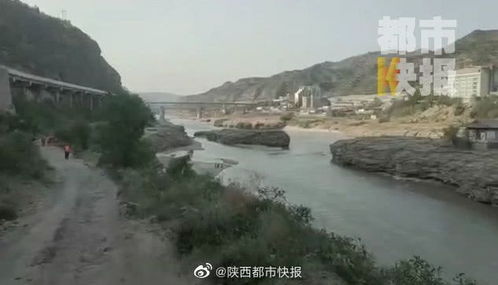 海南陵水：水库4人落水，仍在搜救中

此标题简洁明了地传达了事件的主要信息，即海南陵水发生了一起水库内有人落水的情况，但县应急管理局正在全力进行搜救。该标题也足够吸引读者的注意力，并清楚地表明了事件的紧迫性。