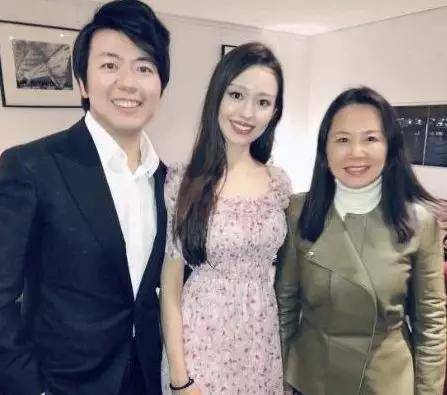 李亚鹏娇妻独自带婆婆妈妈出行，幼子夏夏成为家庭新宠，三代人共享欢乐时光