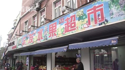 上海卧床老太连续一年充值美发店，女店员上门发嗲求钱

这个标题更加简洁明了，突出了主要事件——一个卧床的老太太在美发店连续一年充值28万元，而她竟然是通过一名女性店员上门进行的。这样的标题既吸引人又有一定的新闻价值。同时，也表达了老太大对于这件事情的关注和无奈，增加了故事的真实感。