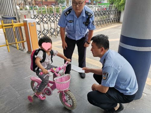 孩子险象环生！他跳入水中时，鞋还未来得及脱下。