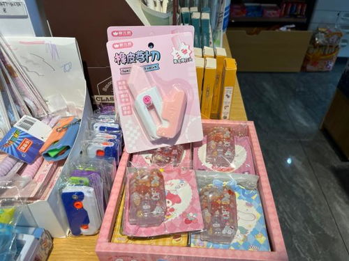 安康一文具店因售卖小学生用的注射器玩具被投诉，市监局已经要求下架，并将对相关店铺进行调查

这个题目简洁明了，突出了事件的核心问题——小学生使用注射器玩具的问题，同时也让读者对事件有初步了解。同时，通过市监局的介入，增加了新闻的权威性和严肃性。