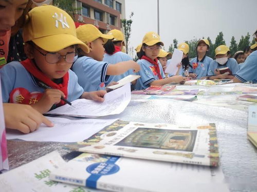 爱心之手：带着失智的母亲，他以实际行动点亮孩子们的智慧之光