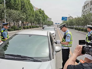 网传交通执法人员涉嫌碰瓷式执法？官方澄清，涉及非法营运黑车