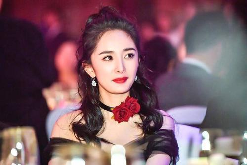 杨幂：苏州购房花费高达500万，妈妈却被质疑衣着品味