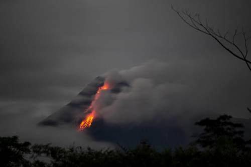 火山爆发再次肆虐！高度达5千米的火山灰柱肆虐全球网络