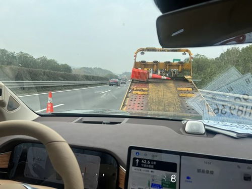 问界M7驾驶员在高速公路上使用自动驾驶后，因遮阳挡开启错误导致投诉事件发生

问界M7误操作引发遮阳挡开启问题：车主回应致歉

询问界M7的高速驾驶中出现的遮阳挡问题，车主录制视频道歉