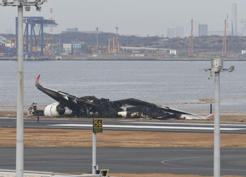 日本机场发生险情，航班紧急刹车：详细事件概述