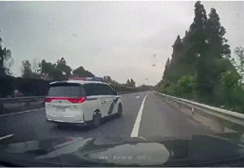 危急！疑因‘危险变道’，警车竟在高速公路上逼停私家车，网友呼吁合理安全行驶