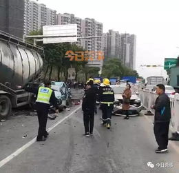 特斯拉车祸引起火灾，路过市民砸窗救车，官方通报详情