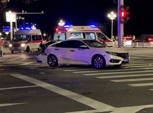 特斯拉车祸引起火灾，路过市民砸窗救车，官方通报详情