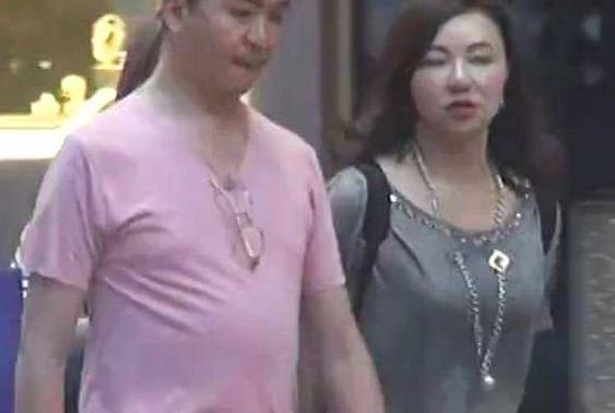 台湾单亲妈妈：为何选择亲手杀死幼子？
单亲母亲杀害女儿照片曝光，动机令人震惊！
单亲妈妈用枕头捂死亲生子女真相曝光，引人深思！