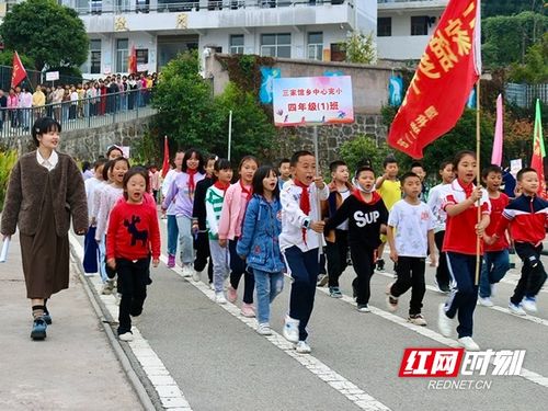 永定区三家馆乡中心完小全力推进防溺水教育，邀请家长们参加家长会