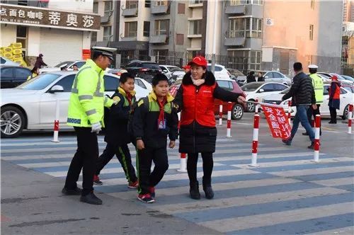 涪陵：守护学生安全的‘护学’交警队伍