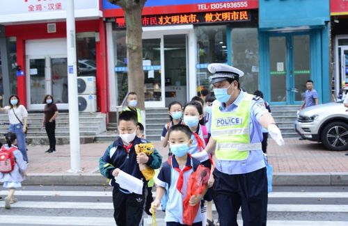 涪陵：守护学生安全的‘护学’交警队伍