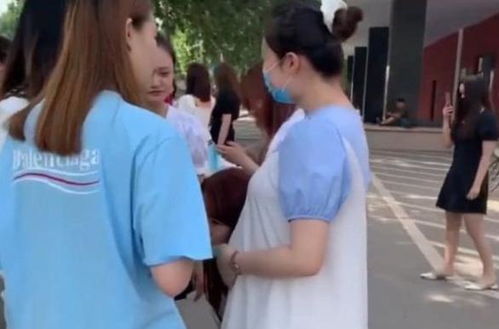 一整座房子都塌了：网上的女大学生指控男网友性侵，过半是未成年人