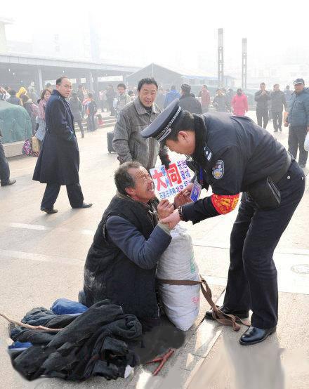 七十岁老人的哭声与警方的细心照顾，彰显人性光辉