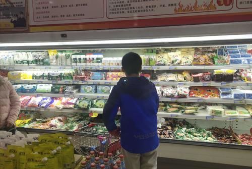 杭州冷饮批发店：入夏第一天卖出最受欢迎的五元以内产品