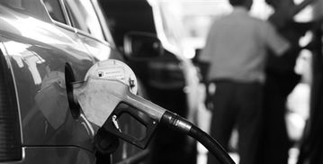 油价两连降后：汽车行业燃油时代的挑战与机遇