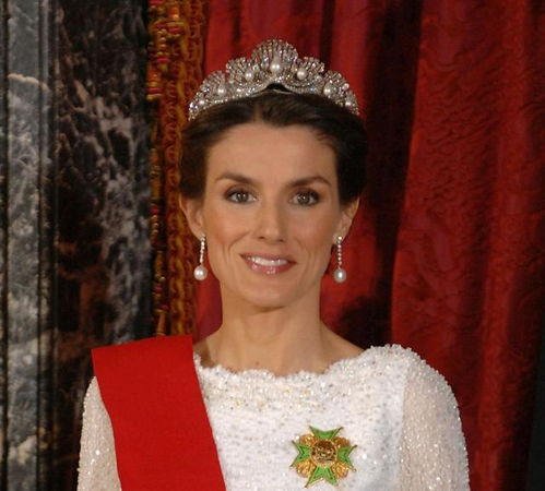 西班牙国王与王后庆婚20周年，罕见曝光18岁公主的仙气照片