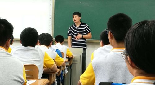 中学班主任无奈：被学生催婚后催生新一代！

家长焦虑，学生成长：班主任经历催婚压力，孕育新生命

浙江高中班主任发文，见证学生恋爱催生新人的不易

教育专家发声：逼婚学生催生下一代的压力大吗？

学生成长烦恼：家长不断催婚，老师承受巨大压力

提前面临婚礼的初中生，背后是老师的辛勤付出与无私奉献