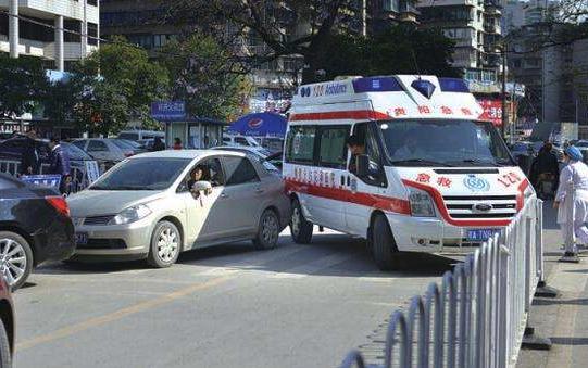 应急车上人员脱险 交通警鸣笛提醒闯红灯事故，大连一急救车遇车祸