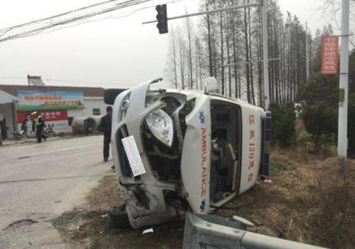 大连警方公布急救车上人员伤亡情况，小车与救护车碰撞致两人身亡