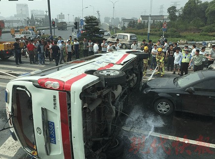 大连警方公布急救车上人员伤亡情况，小车与救护车碰撞致两人身亡