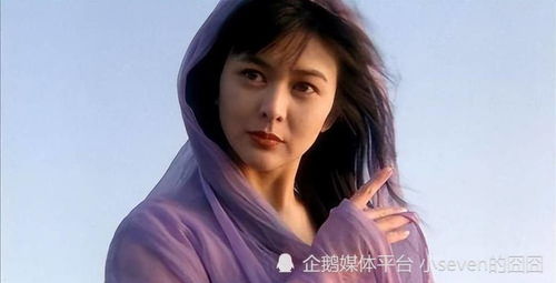 61岁关之琳近照曝光：颜值重回巅峰与向太合影似母女