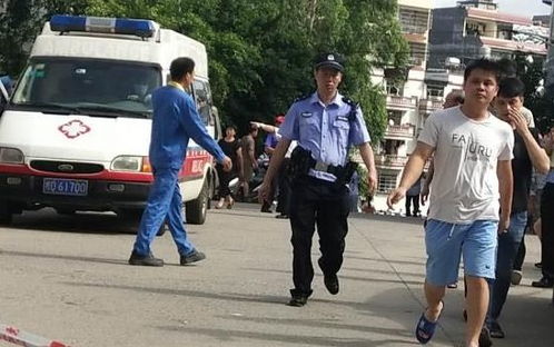 江西贵溪一小学发生校园伤人事件，2名学生死亡10人受伤，警方正在调查。

注意：优化后的标题需要保持原意不变，尽可能使用简洁明了的语言，并突出主要信息和事件影响，例如：伤亡人数已知，凶手身份待查、意外事故导致学校人员伤亡等。同时，根据实际情况调整表达方式，如使用更为正式的措辞或添加一些专业术语。