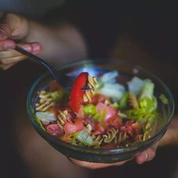 老乡鸡葱油鸡的虚假宣传事件: 老乡鸡葱油鸡真实性疑云：真相揭开！网友曝光质量问题，官方回应称因水分和油脂流失引起

标签建议： 媒体播报、食品问题、品质保障、真实评价、争议讨论。