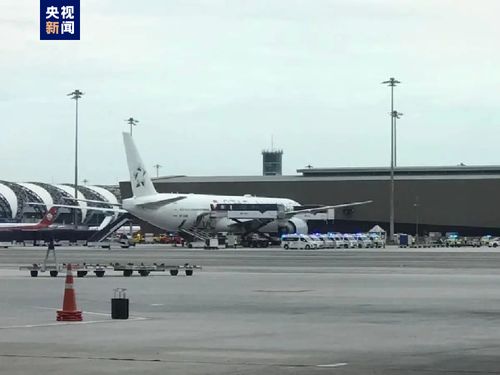 新加坡航空公司一架波音777客机在泰国曼谷紧急迫降，造成至少1死30伤

紧张时刻！新加坡航空波音777客机在泰国曼谷紧急降落致1死30伤