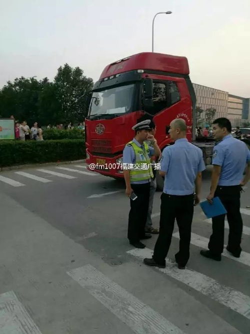 孩子放学路上突发事故：一袋水饺遭遇高空的巨浪。