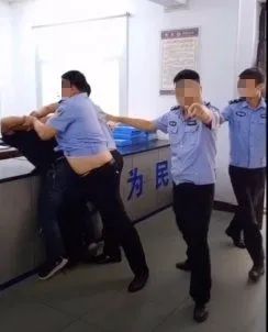 浙江乐清警方发布交通事故通报：对涉事交警实施停止执行职务措施，依法严惩