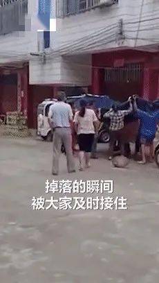 勇敢的女童在2楼阳台摇摇欲坠时，被邻居们迅速接住了。

邻居合力拯救2楼阳台惊险一幕，小女孩被成功接住