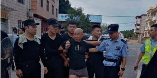 成都一民工在检察院墙边就餐被打扰，警方已调查并解开了误会。