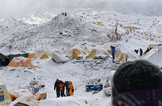 珠穆朗玛峰再次发生意外！两位登山者被困在雪崩中