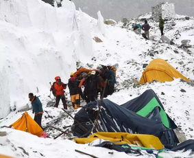 珠穆朗玛峰再次发生意外！两位登山者被困在雪崩中