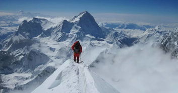 珠穆朗玛峰再次发生意外！两位登山者被困在雪崩中